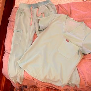 Women’s FIGS scrub set. Jogger bottoms size: small. Top size: XS